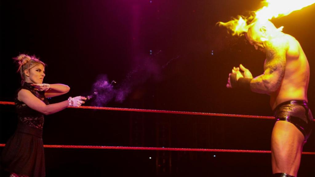 RAW: Randy Orton es atacado con fuego